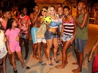 Mulher Melão apita partida esportiva entre equipes gays