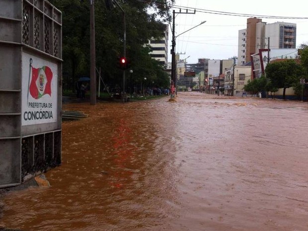 Ruas de Concórdia ficaram alagadas nesta terça-feira (14) (Foto: Daisy Trombetta/Divulgação)