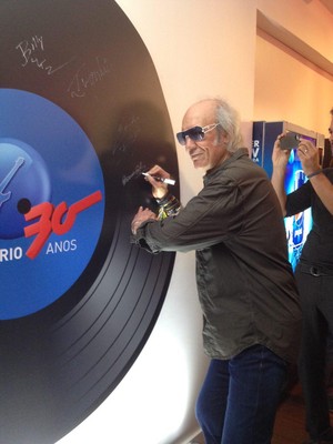 Erasmo Carlos assina o vinil de 30 anos do Rock in Rio (Foto: Carolina Caldas/Gshow)
