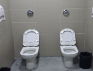 banheiro na Arena da Baixada (Foto: Felipe Schmidt)