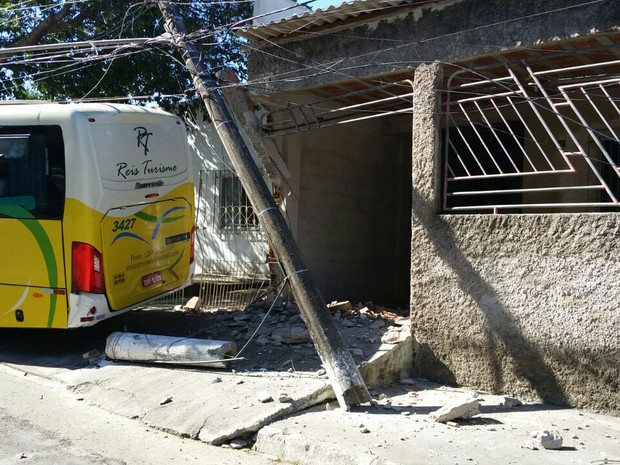 Ônibus invadem casa no Espírito Santo (Foto: Tiago Félix/ TV Gazeta)
