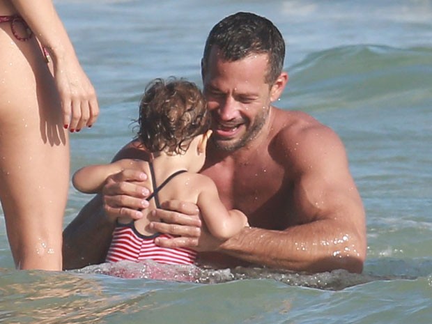 Malvino Salvador com a filha Ayra em praia na Zona Oeste do Rio (Foto: Ag. News)