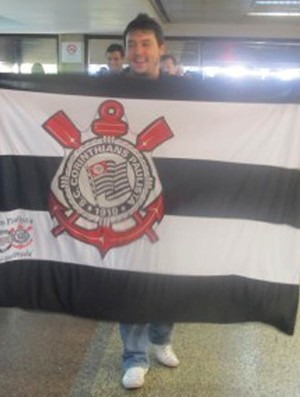 Corintiano leva bandeira, provoca e arruma confusão (Foto: Diego Ribeiro / Globoesporte.com)