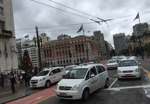 Taxistas protestam contra a regulamentação do Uber, em frente à Prefeitura de São Paulo, no viaduto do Chá (Foto: Paulo Pinto/Fotos Públicas)