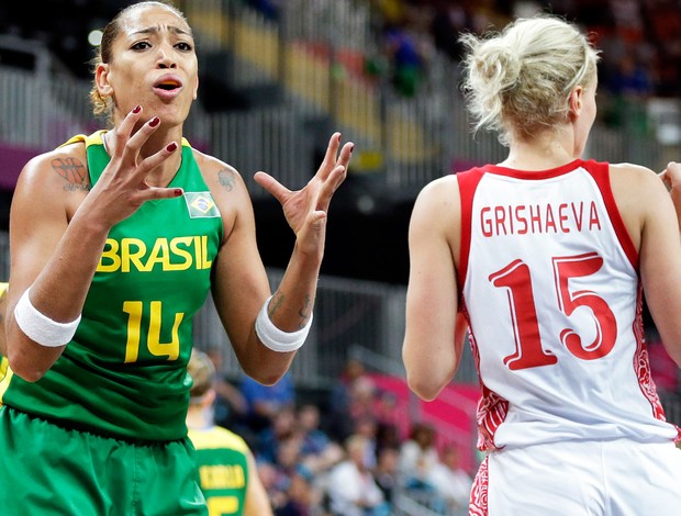 Erika e Nadezhda grishaev no jogo de basquete entre Brasil e Rússia (Foto: Agência AP)