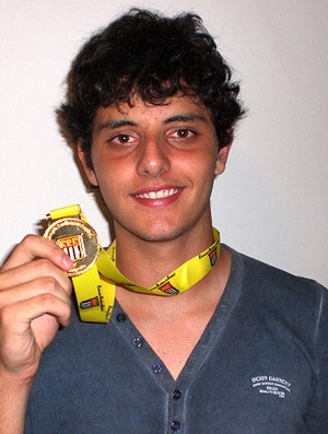 Goleiro Matheus recebe a medalha de campeão da Copa São Paulo (Foto: Divulgação / Arquivo Pessoal)