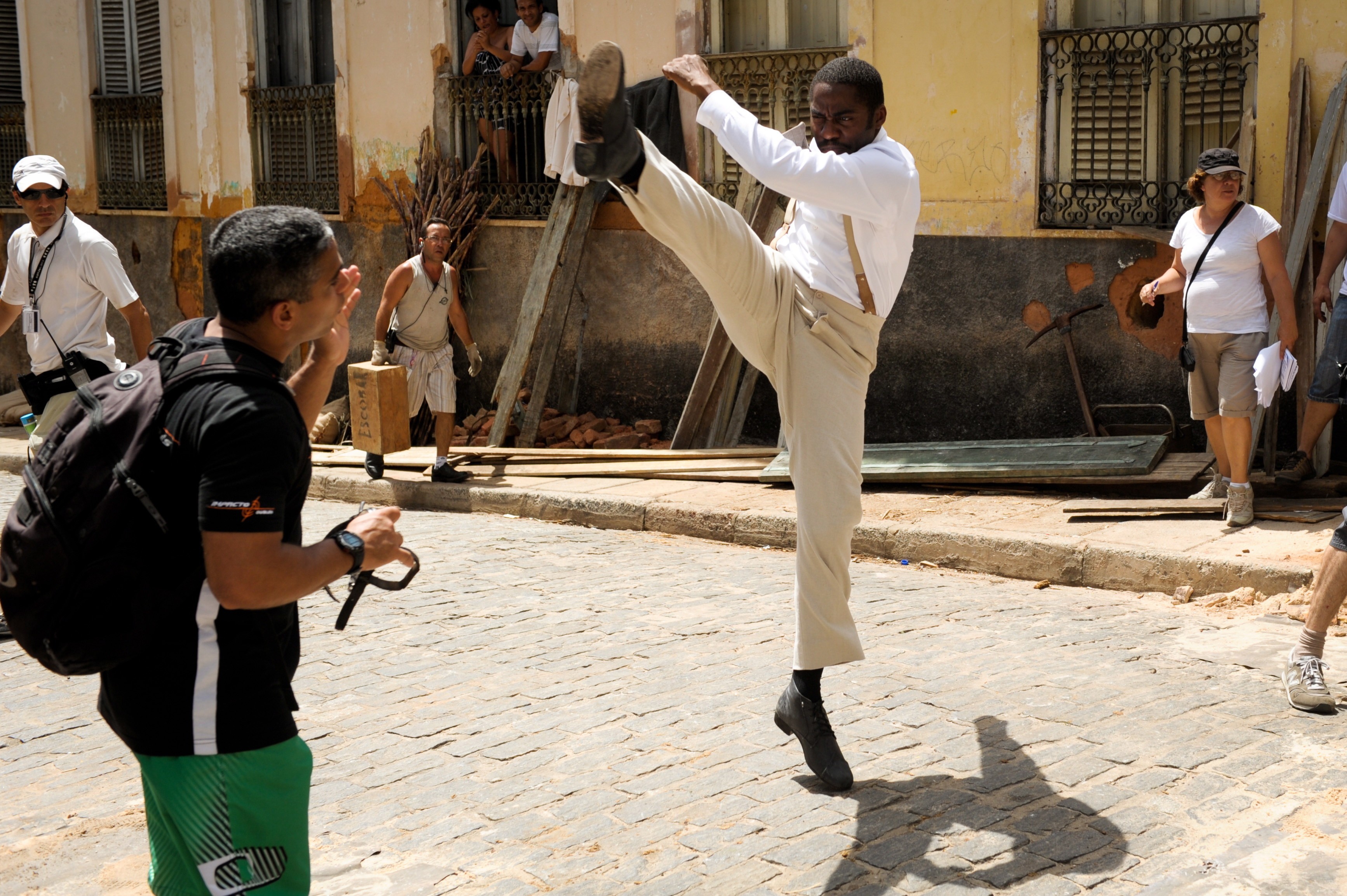 Lázaro Ramos joga capoeira em 'Lado a lado' (Foto: TV Globo)