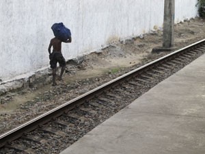 Usuários de crack costumam caminhar na linha férrea em estações próximas ao Jacarezinho (Foto: Marcelo Elizardo/ G1)