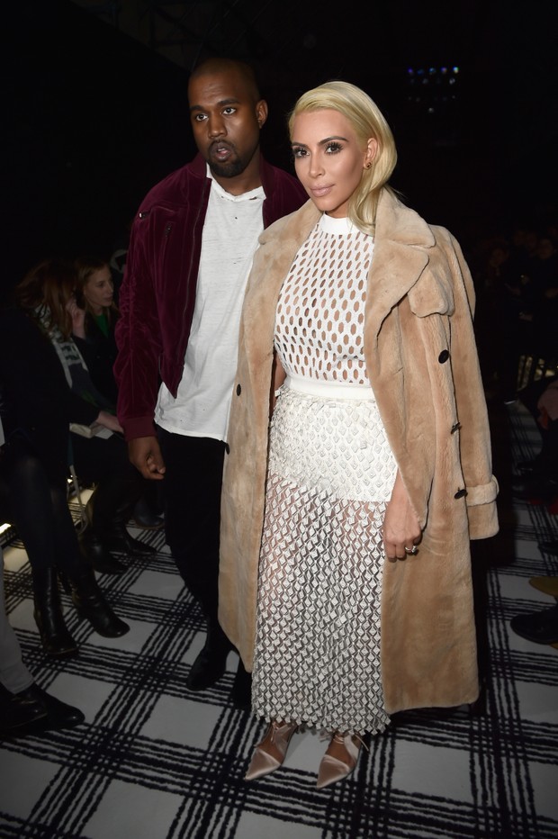 Kanye West e Kim Kardashian no desfile da Balenciaga em Paris (Foto: Getty Images)