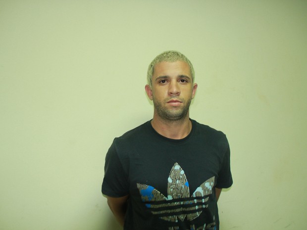 Suspeito de matar homem em São João da Barra, RJ, foi detido ainda na cena do crime (Foto: Reprodução SJB Online)