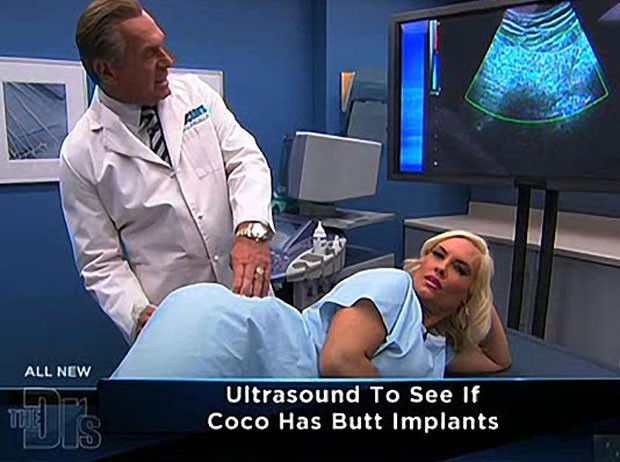 Coco Austin passou por exames em um programa de TV para comprovar que seu enorme bumbum é real. (Foto: Reprodução)