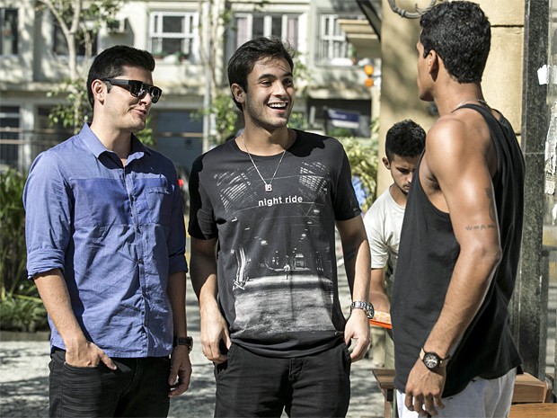 Os amigos marrentos debocham do instrutor de slackline (Foto: Inácio Moraes / Gshow)