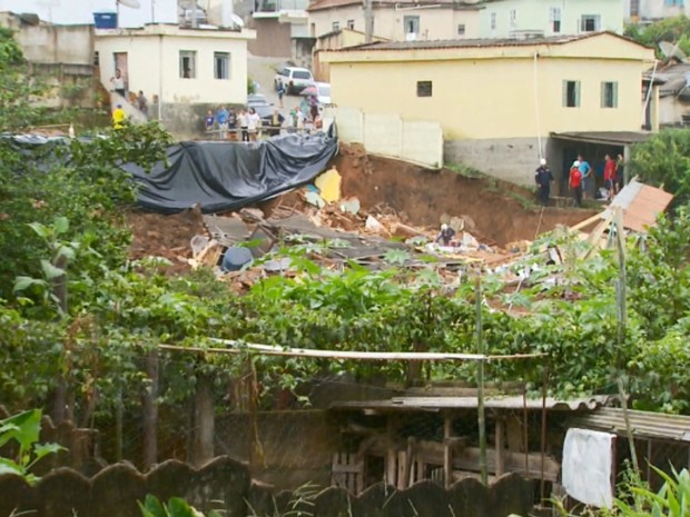 Pelo menos 21 residências da vizinhança também foram interditadas por conta do risco em São Tiago (Foto: Reprodução EPTV)