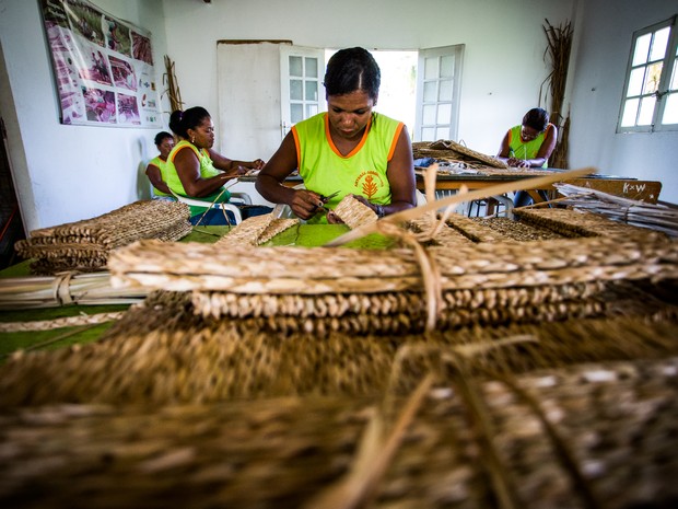 São 20 artesãs que trabalham na associação que existe desde 1994. (Foto: Jonathan Lins/G1)