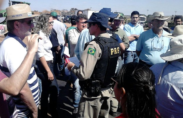 G Moradores Protestam Contra Pra A De Ped Gio Na Br Em