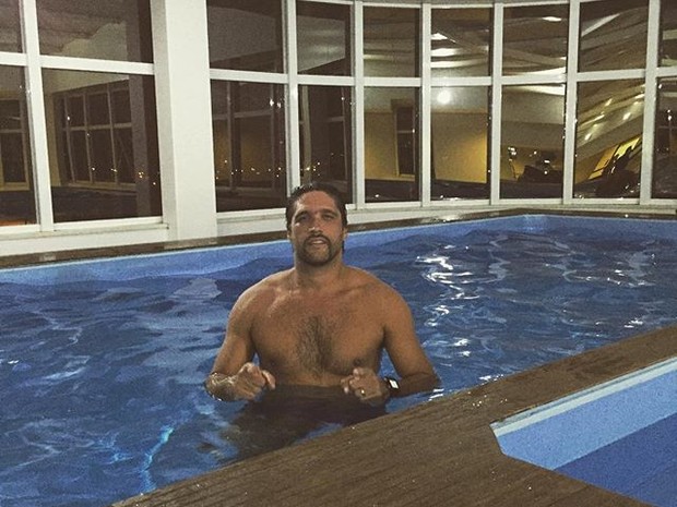 Léo, da dupla com Victor, em piscina de hotel na cidade de Imperatriz, no Maranhão (Foto: Instagram/ Reprodução)