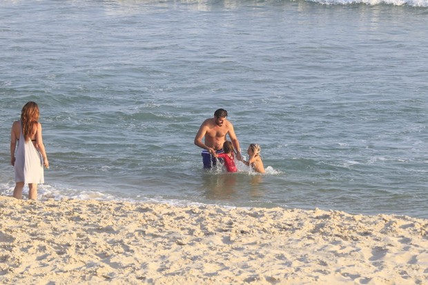 Thiago Lacerda com a família na praia (Foto: Delson Silva / AgNews)