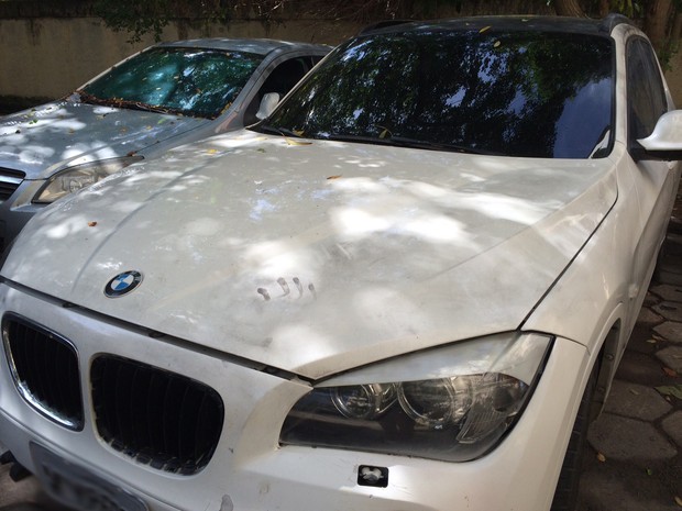 Carro estava no pátio da Divisão de Homicídios (Foto: Gabriel Barreira/G1)