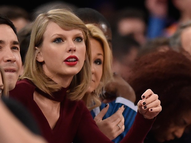 Taylor Swift assiste a jogo de basquete em Nova York, nos Estados Unidos (Foto: Al Bello/ Getty Images/ AFP)