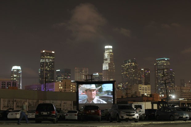 Cinema ao ar livre exibe filmes clássicos em tela inflável (Foto: David McNew/Getty Images/AFP)