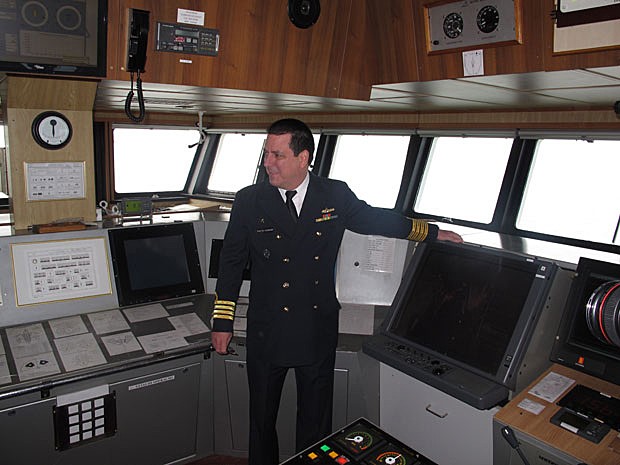 O capitão Newton Calvoso Pinto Homem, comandante do 'Tio Max', apresenta cabine de comando do navio polar (Foto: Eduardo Carvalho/G1)