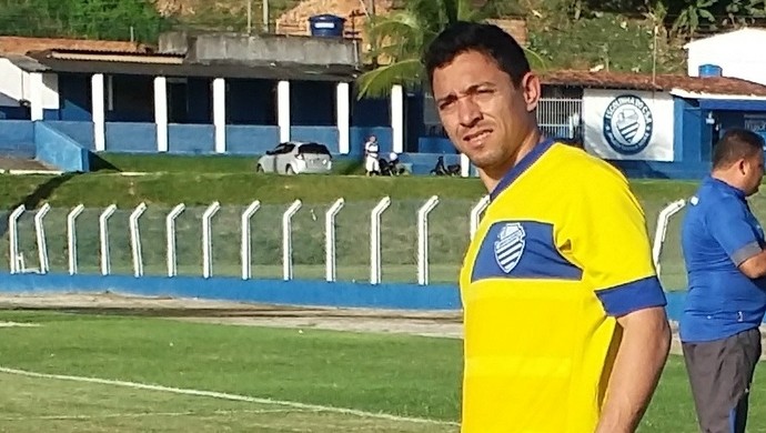 Washington foi apresentado nesta quarta pelo Azulão (Foto: Augusto Oliveira / GloboEsporte.com) Washington foi apresentado nesta quarta pelo Azulão (Foto: Augusto Oliveira / GloboEsporte.com)