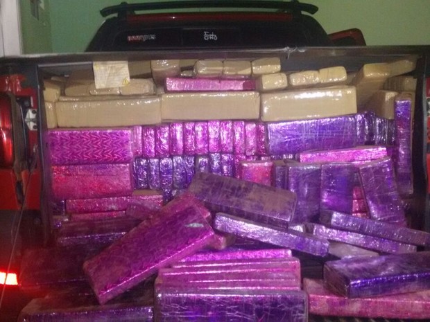 Maconha apreendida estava em carro dentro de motel em São Carlos (Foto: Polícia Rodoviária/ Divulgação) Maconha apreendida estava em carro dentro de motel em São Carlos (Foto: Polícia Rodoviária/ Divulgação)