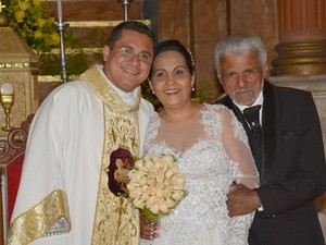 Padre com os seus pais (Foto: Irapuan Ramos/Acervo pessoal)