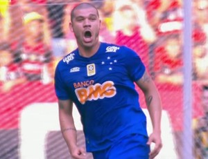 Nilton comemora "gol" do Cruzeiro contra o Flamengo (Foto: Reprodução SporTV)