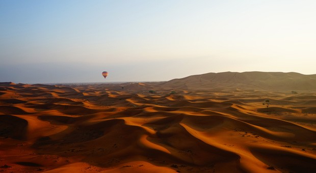Um balão de ar quente mostrado pouco depois do nascer do sol em Dubai, na foto de Gareth Lowndes (Foto: Gareth Lowndes/2015 Sony World Photography Awards)
