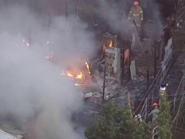 Bombeiros trabalham para combater incêndio no Alemão (Foto: Reprodução/TV Globo)