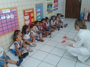 Crianças aprendem os benefícios de uma alimentação saudável (Foto: Michelle Farias/G1)