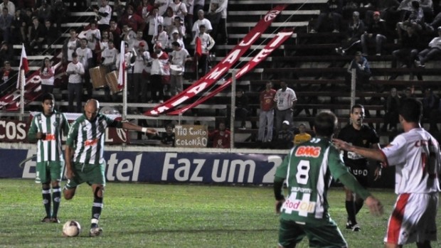 Léo Maringa em cobrança perfeita de falta  (Foto: Divulgação/Juventude)