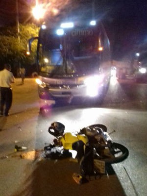 Motociclista morreu após colidir de frente com ônibus em Itabuna, sul da Bahia (Foto: Reprodução/PRF)