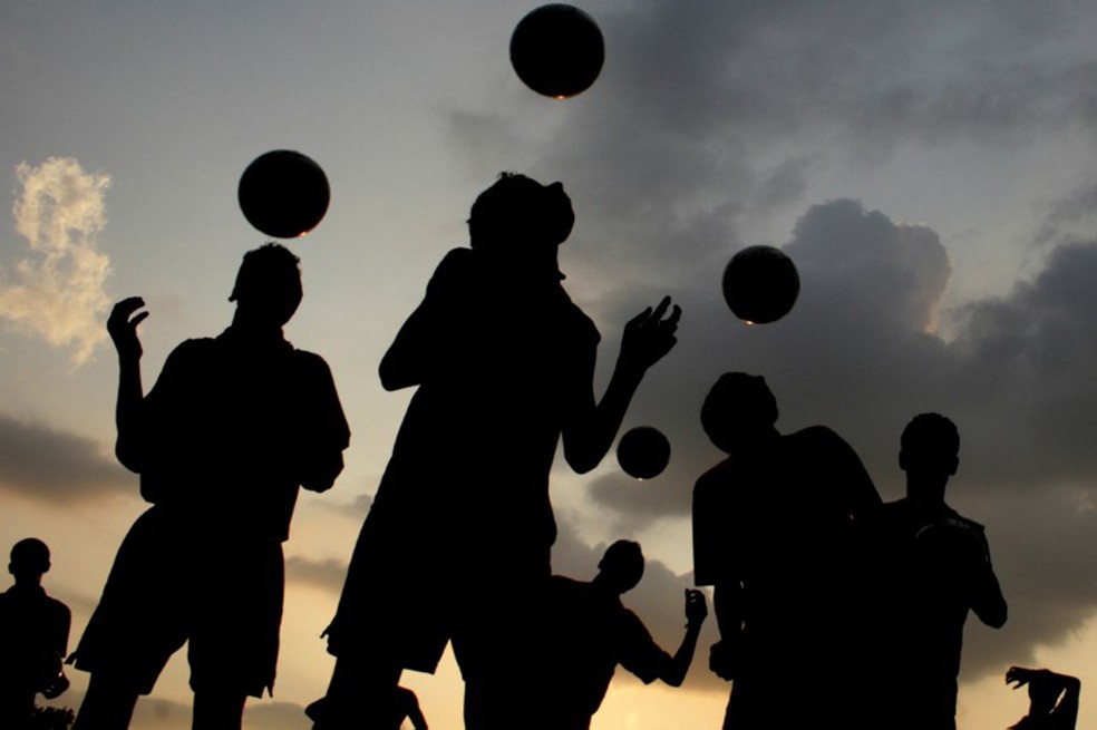  Jogadores de futebol treinam na ciadae indiana de Chandigarh, em foto de 2007  (Foto: Reuters/Ajay Verma)