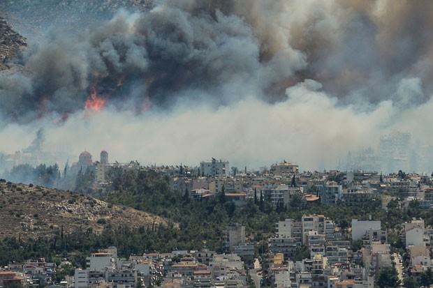 Fumaça de incêndio florestal é vista sobre Atenas nesta sexta-feira (17) (Foto: Andreas Solaro/AFP)