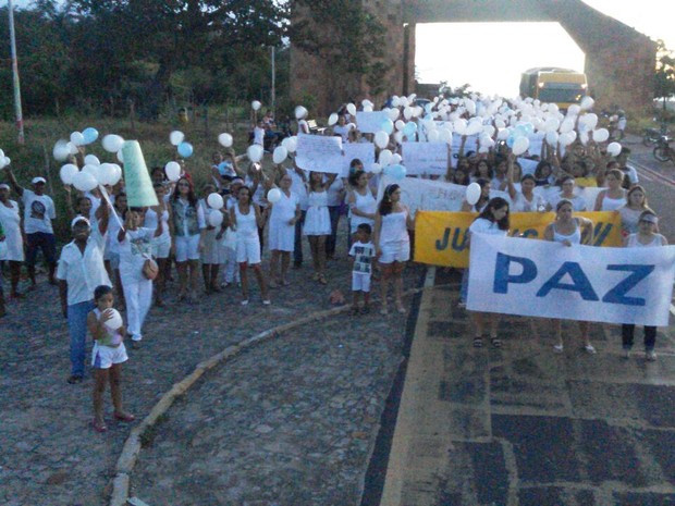 População sai em caminhada pelas ruas de Castelo do Piauí (Foto: Ronaldo Mota/Arquivo Pessoal)