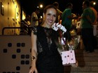 Leona Cavalli usa vestido curto e decotado em estreia de peça no Rio