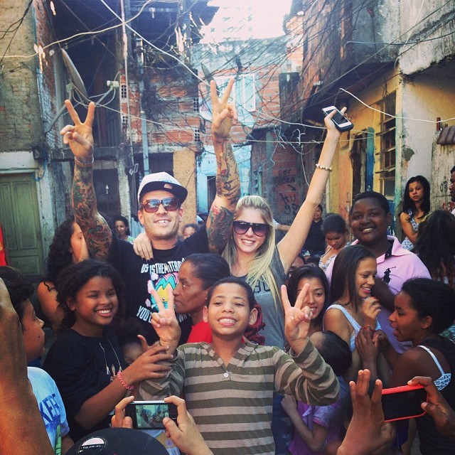Bárbara Evans e Mateus Verdelho com fãs (Foto: Instagram)