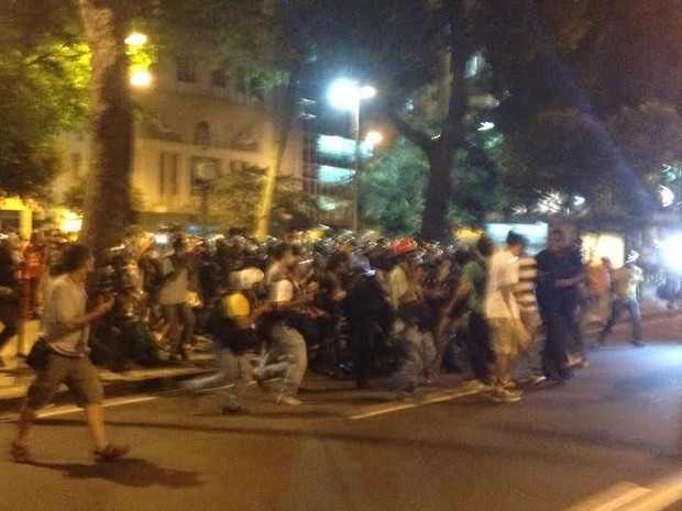 Confusão durante protesto no Centro do Rio (Foto: Marcelo Elizardo/G1)