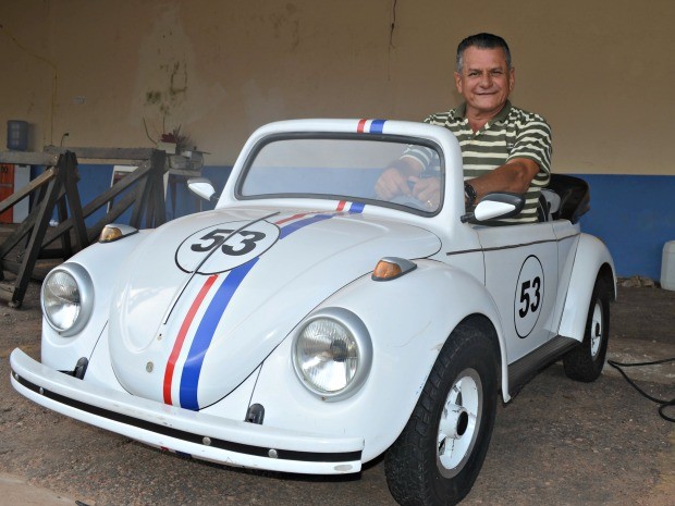 Ney Roque, de 55 anos, adquiriu duas miniaturas de fusca  (Foto: Caio Fulgêncio/G1)