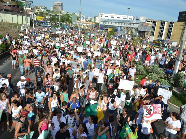 Manifestantes seguiram pela BR-262 em Cariacica. (Foto: Rafael Caterinque/VC no G1 ES)