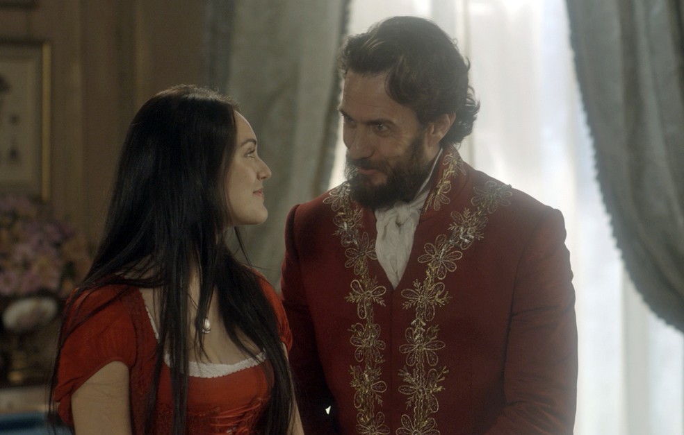 Anna e Thomas firmam compromisso após o anúncio da morte de Joaquim (Foto: TV Globo)