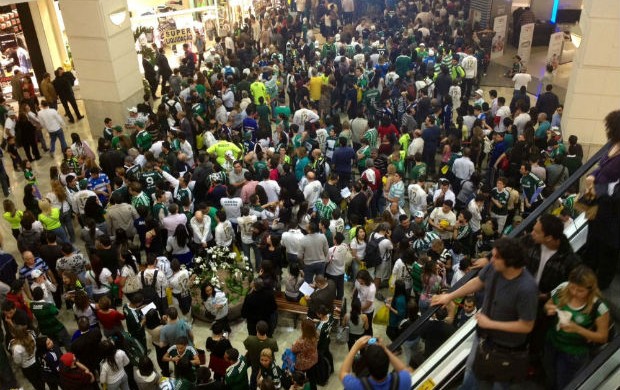 Torcida do Palmeiras no lançamento do livro do Marcos (Foto: Diogo Venturelli / Globoesporte.com)