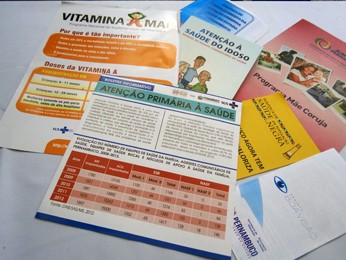 Material entregue aos médicos estrangeiros trás informações sobre sistema de saúde em Pernambuco. (Foto: Katherine Coutinho / G1)