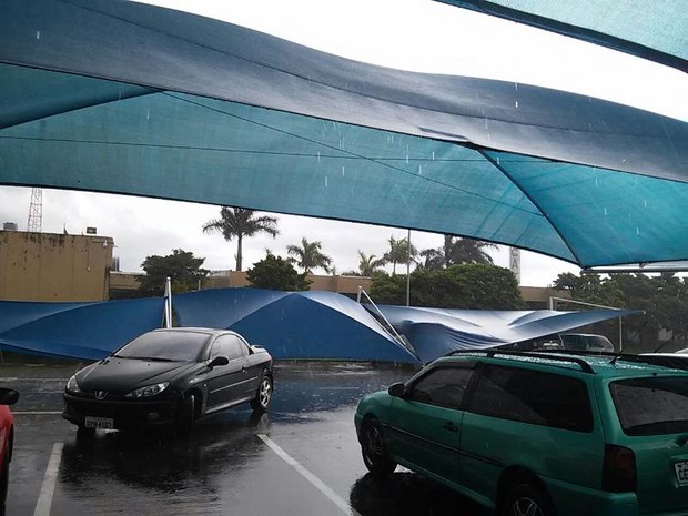 Chuva danificou estrutura no estacionamento da Câmara Municipal de Sorocaba (Foto: Amarildo Boca/Arquivo pessoal)