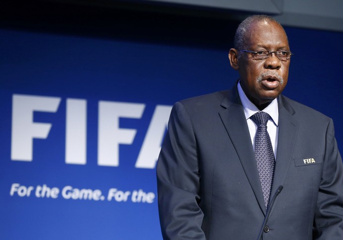 Presidente interino Issa Hayatou fala em coletiva da Fifa (Foto: REUTERS/Arnd Wiegmann)