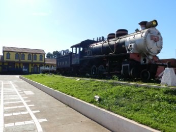Pátio de antiga ferrovia agora é a Praça dos Pioneiros (Foto: Semcet/Divulgação)