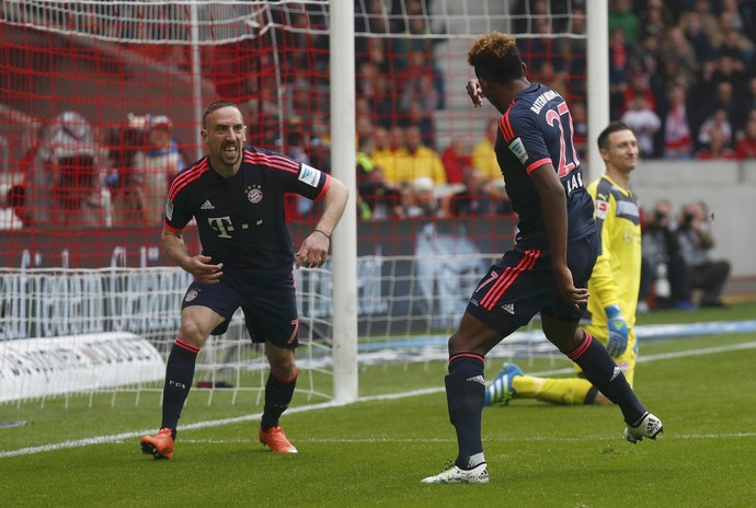Ribéry e Alaba comemoram gol do Bayern de Munique (Foto: Reuters / Kai Pfaffenbach)