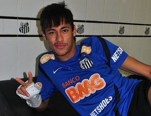 Neymar punho Santos (Foto: Helena Passarelli/Site Oficial Neymar)